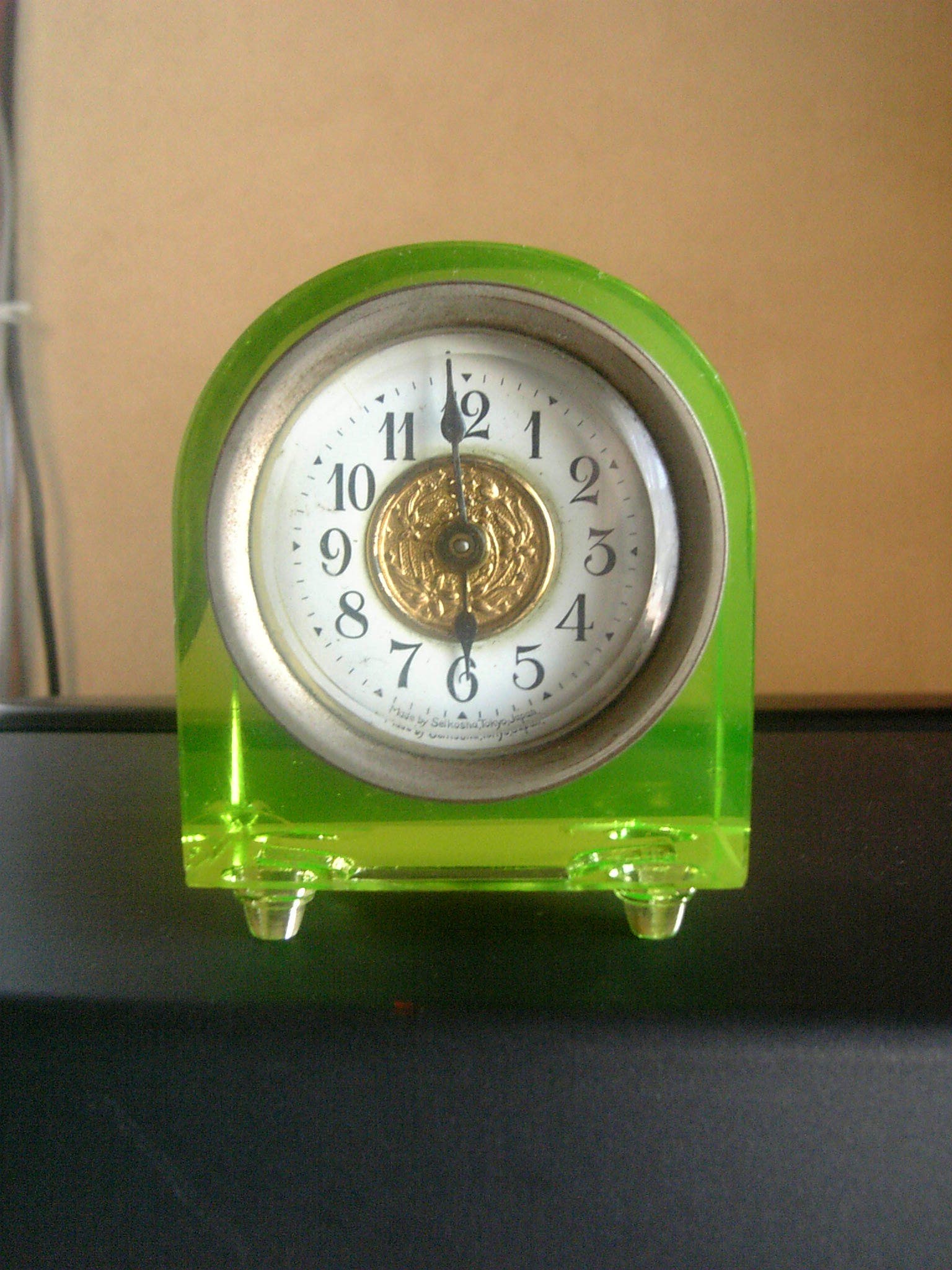 ウランガラスの置時計